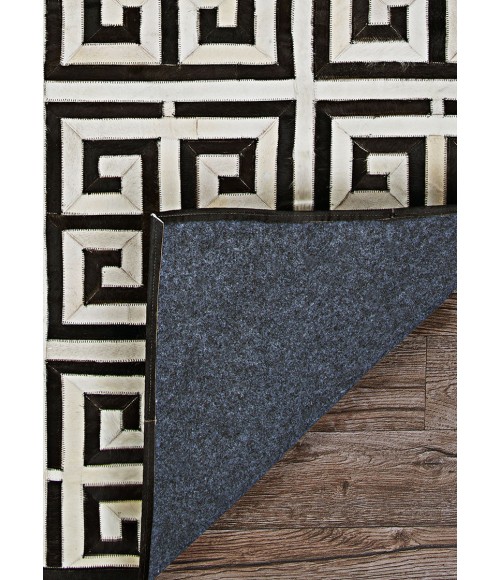 Couristan Chalet Meander 2' x 4' Black/Ivory Area Rug