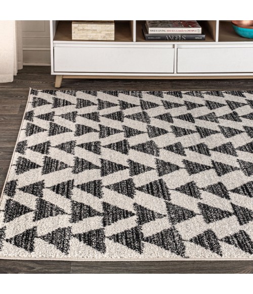 Aisha Moroccan Triangle Geometric Cream/Black 3 ft. x 5 ft. Area Rug
