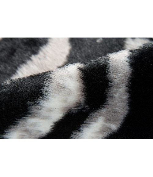 Momeni Acadia Area Rug ACA-1 Zebra Black 5'3 X 7'10
