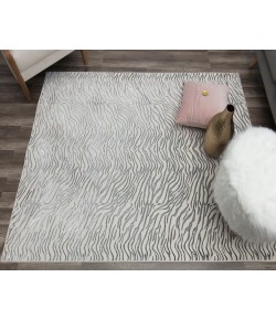 CosmoLiving By Cosmopolitan Natura RA28348 white Area Rug 5 ft. x 7 ft. Rectangle