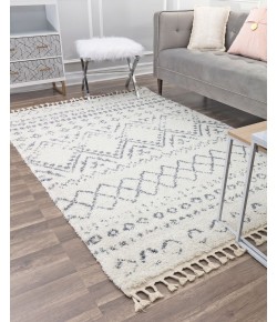 CosmoLiving By Cosmopolitan Moon RA28185 White Area Rug 5 ft. x 7 ft. Rectangle