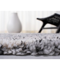 Safavieh Fontana Shag  Grey / Ivory FNT865 5 ft. 3 in. X 7 ft. 6 in. Rectangle Rug