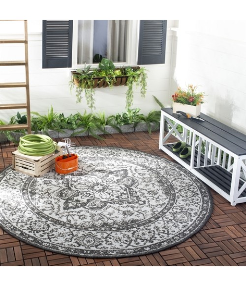 Safavieh Beach House BHS137 Light Grey / Charcoal 6'-7" X 6'-7" Round Area Rug