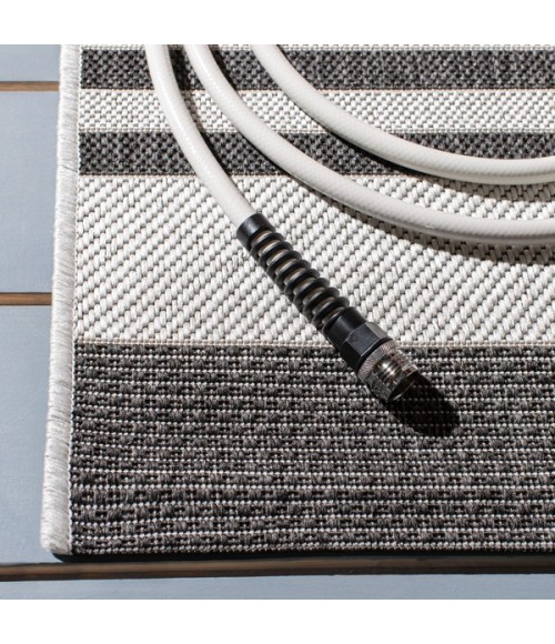 Safavieh Beach House BHS222 Light Grey / Charcoal 6'-7" X 6'-7" Round Area Rug