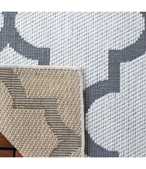 Safavieh Bermuda BMU804 Ivory / Grey 6'-7" X 6'-7" Round Area Rug