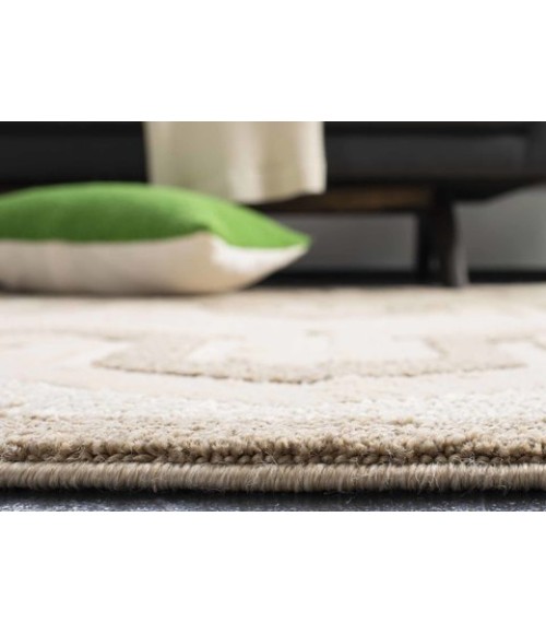 Safavieh York Cream / Beige YRK1070 5 ft. 3 in. X 7 ft. 7 in. Rectangle Rug