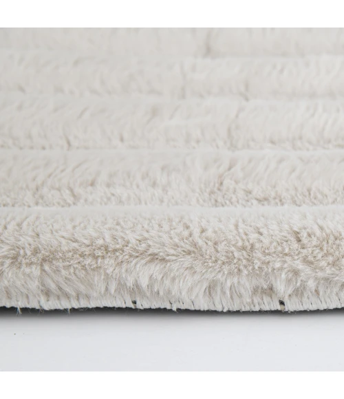 Central Oriental Wide Canale Faux Fur Ivory Solid 7ft.6 x 9ft.6in. Rect. Rug