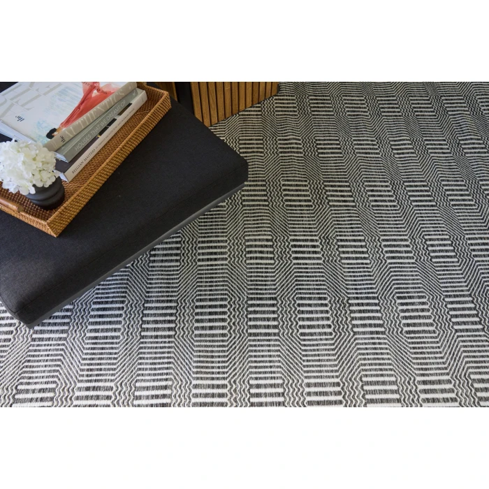 Exquisite Rugs Naples Ivory/Black 48832X3 2ft.X3ft. Rect. Rug