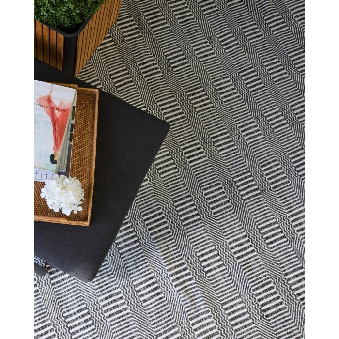 Exquisite Rugs Naples Ivory/Black 48832X3 2ft.X3ft. Rect. Rug