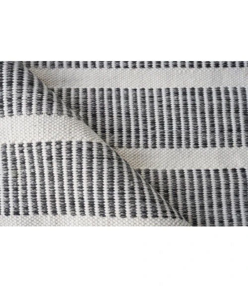 Exquisite Rugs Boca Ivory/Black 48892X3 2ft.X3ft. Rect. Rug