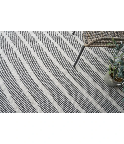 Exquisite Rugs Boca Ivory/Black 48892X3 2ft.X3ft. Rect. Rug