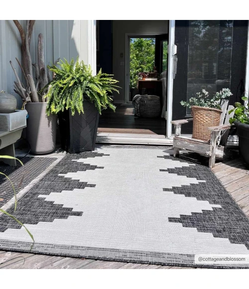 Hauteloom Djugun Black DJU 2ft.7in. x 10ft. Rect. Rug