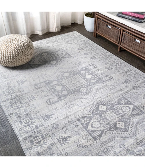 Modern  Vintage Medallion Light Gray 4 ft. x 6 ft. Area Rug