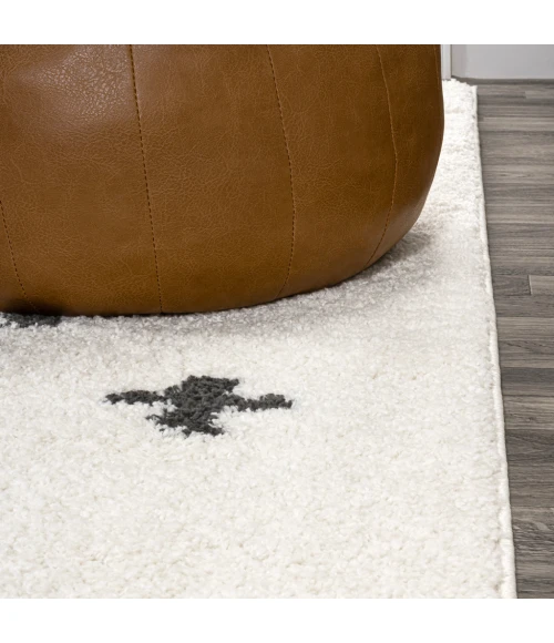 Cristo Berber Geometric Shag White/Gray 4 ft. x 6 ft. Area Rug