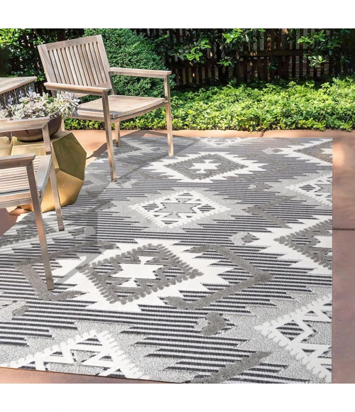 Sumak High-Low Pile Neutral Diamond Kilim Gray/White/Black 8 ft. x 10 ft. Indoor/Outdoor Area Rug