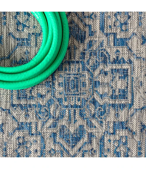 Sinjuri Medallion Textured Weave Navy/Gray 4 ft. x 6 ft. Indoor/Outdoor Area Rug