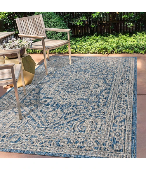Sinjuri Medallion Textured Weave Navy/Gray 4 ft. x 6 ft. Indoor/Outdoor Area Rug