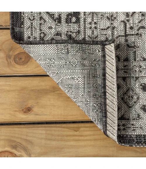 Sinjuri Medallion Textured Weave Gray/Black 5' Square Indoor/Outdoor Area Rug