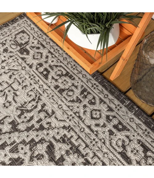 Sinjuri Medallion Textured Weave Gray/Black 5' Square Indoor/Outdoor Area Rug