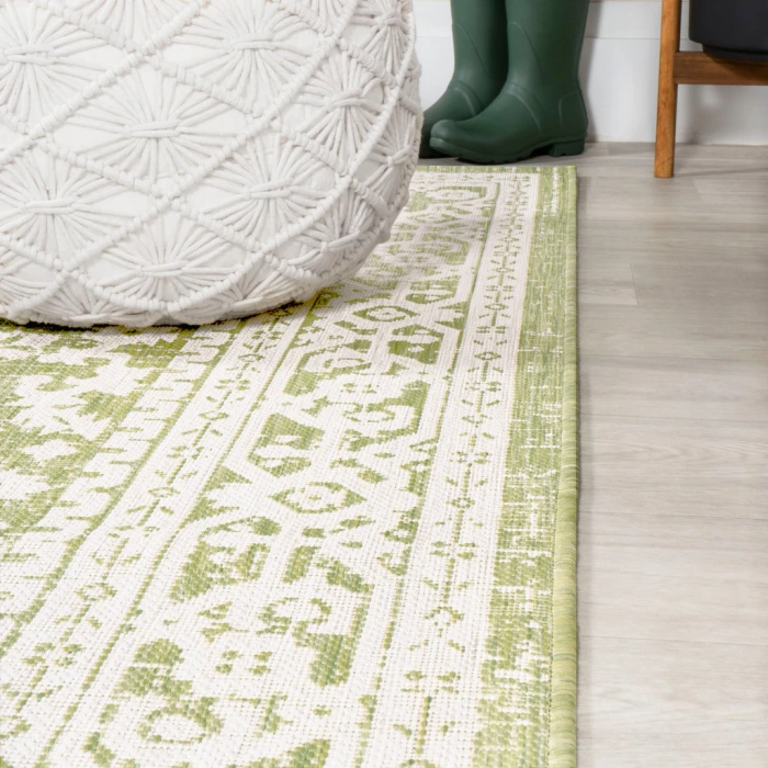Sinjuri Medallion Textured Weave Green/Cream 5' Round Indoor/Outdoor Area Rug