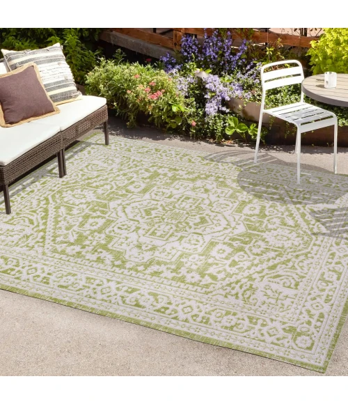 Sinjuri Medallion Textured Weave Green/Cream 4 ft. x 6 ft. Indoor/Outdoor Area Rug