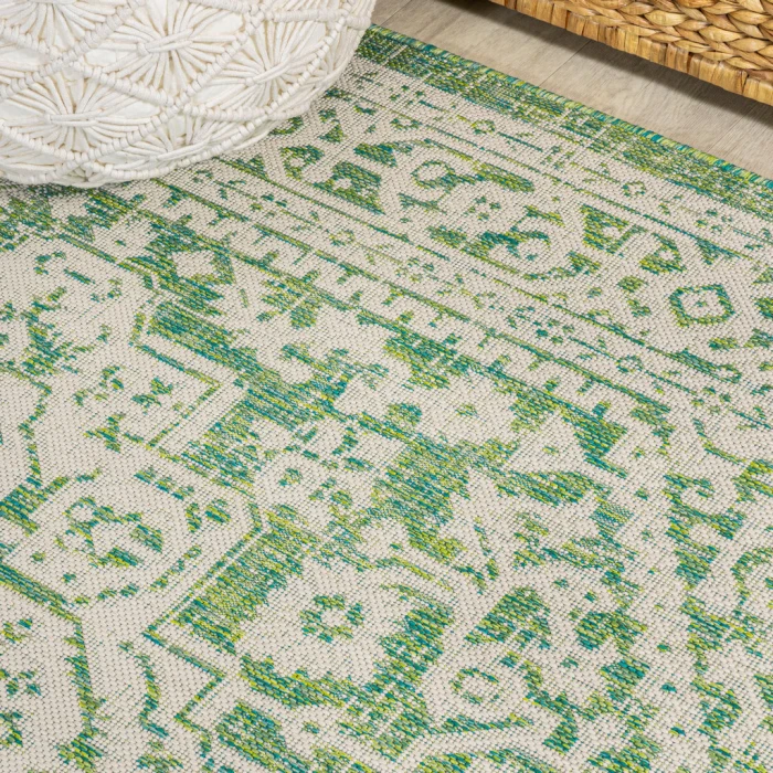 Sinjuri Medallion Textured Weave Cream/Green 5' Round Indoor/Outdoor Area Rug