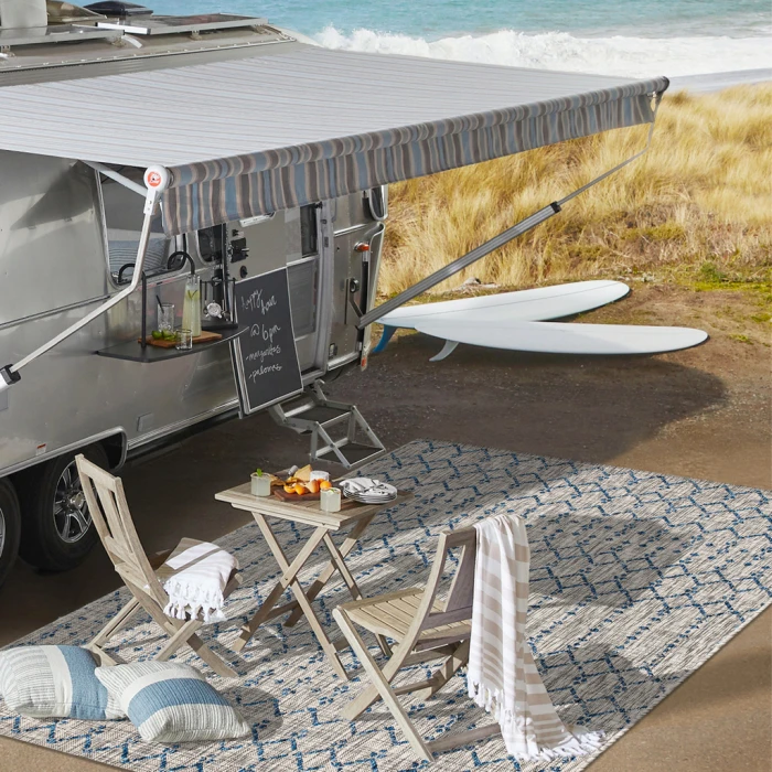 Ourika Moroccan Geometric Textured Weave Light Gray/Navy 5' Round Indoor/Outdoor Area Rug