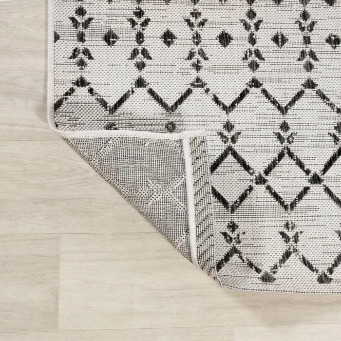 Ourika Moroccan Geometric Textured Weave Cream/Black 5' Round Indoor/Outdoor Area Rug