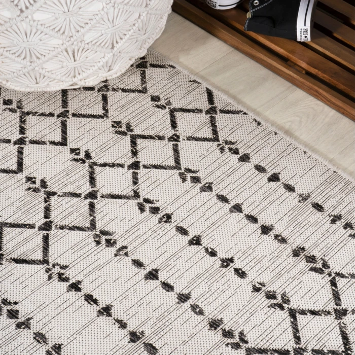 Ourika Moroccan Geometric Textured Weave Cream/Black 5' Round Indoor/Outdoor Area Rug