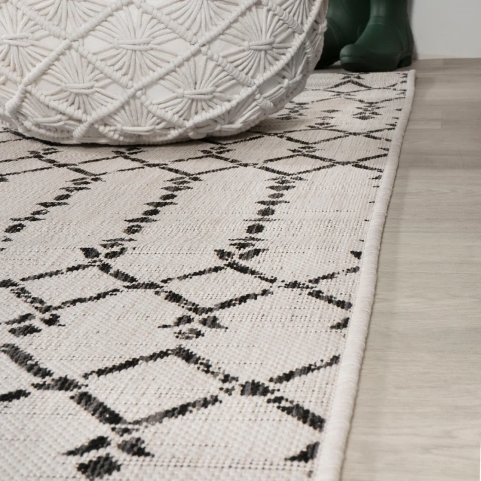 Ourika Moroccan Geometric Textured Weave Cream/Black 5' Round Indoor/Outdoor Area Rug