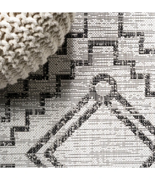 Marokko Diamond Tribal Medallion Ivory/Black 2 ft. x 8 ft. Indoor/Outdoor Runner Rug