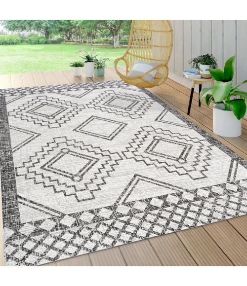 Marokko Diamond Tribal Medallion Ivory/Black 5 ft. x 8 ft. Indoor/Outdoor Area Rug