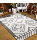 Marokko Diamond Tribal Medallion Ivory/Black 5 ft. x 8 ft. Indoor/Outdoor Area Rug