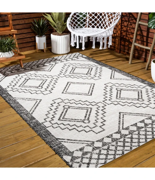 Marokko Diamond Tribal Medallion Ivory/Black 5 ft. x 8 ft. Indoor/Outdoor Area Rug
