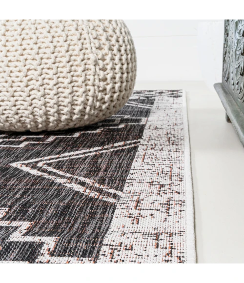 Marokko Diamond Tribal Medallion Black/Ivory 2 ft. x 10 ft. Indoor/Outdoor Runner Rug