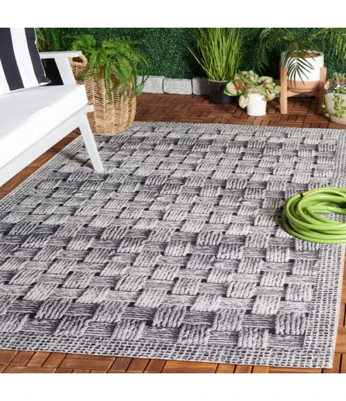 Safavieh Barbados BAR557 Black / Ivory 5'-3" X 7'-6" Rectangle Area Rug
