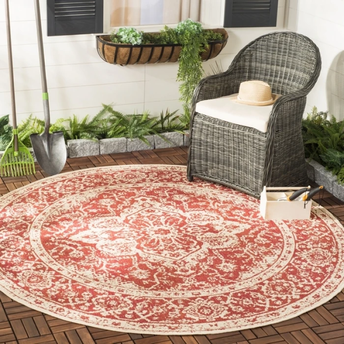 Safavieh Beach House BHS137 Red / Creme 6'-7" X 6'-7" Round Area Rug