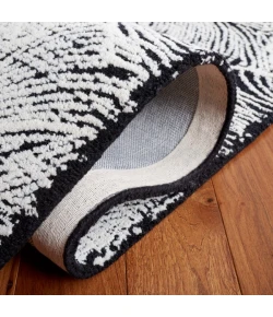 Safavieh Ebony Black / Ivory EBN101 6 ft. X 6 ft. Round Rug