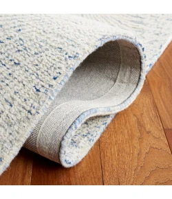 Safavieh Ebony Blue / Ivory EBN105 6 ft. X 6 ft. Round Rug