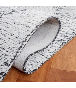 Safavieh Ebony Black / Ivory EBN105 6 ft. X 6 ft. Round Rug