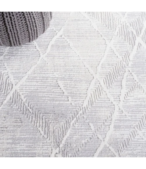 Safavieh Hanna Ivory / Light Grey HAN106 5 ft. 3 in. X 7 ft. 6 in. Rectangle Rug