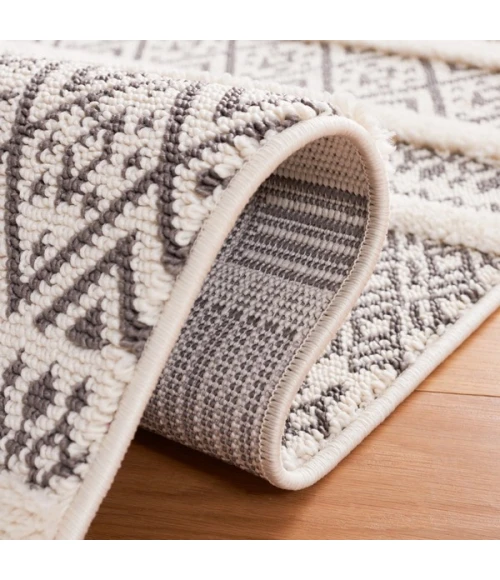 Safavieh Urban Grey / Ivory URB204 5 ft. 3 in. X 7 ft. 6 in. Rectangle Rug