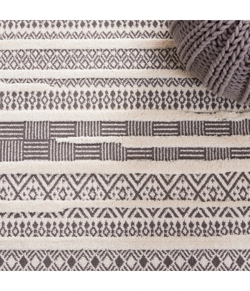 Safavieh Urban Grey / Ivory URB204 5 ft. 3 in. X 7 ft. 6 in. Rectangle Rug