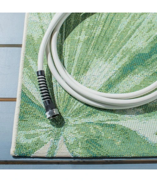 Safavieh Barbados BAR590 Green / Teal 5'-3" X 5'-3" Square Area Rug