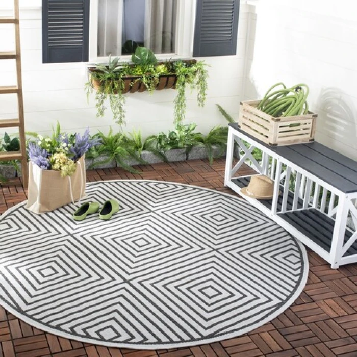 Safavieh Beach House BHS123 Light Grey / Charcoal 6'-7" X 6'-7" Round Area Rug