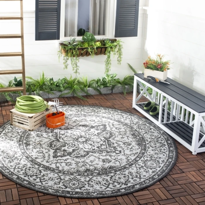 Safavieh Beach House BHS137 Light Grey / Charcoal 6'-7" X 6'-7" Round Area Rug