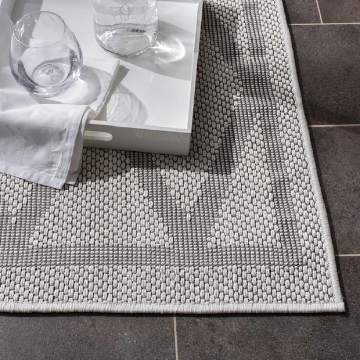 Safavieh Bermuda BMU805 Ivory / Light Grey 5'-3" X 7'-6" Rectangle Area Rug