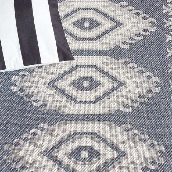 Safavieh Bermuda BMU827 Navy / Ivory 4' X 6' Rectangle Area Rug