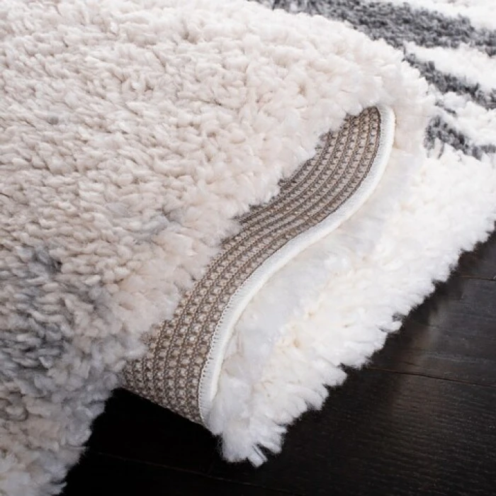 Safavieh Fontana Shag  Grey / Ivory FNT898 5 ft. 3 in. X 5 ft. 3 in. Square Rug