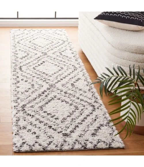 Safavieh Jericho Shag Ivory / Black JER104 2 ft. 2 in. X 8 ft. Runner Rug